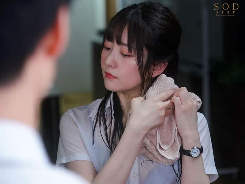 หนังเอวี ติดฝนกับบอสสาวคนสวยตัวเปียกแล้วมันเงี่ยนเลย STARS-388 1